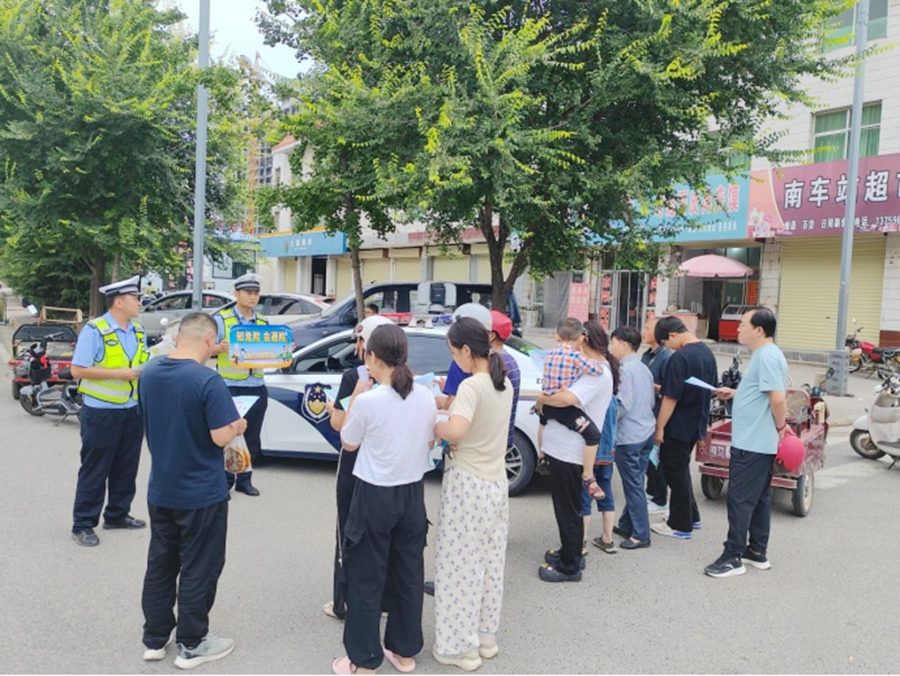 白水公安交警开展“知危险 会避险”交安宣传主题活动。