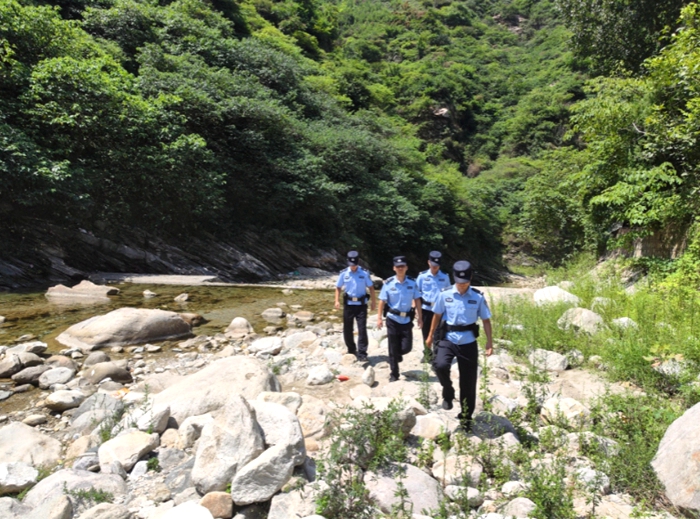 华阴市公安局桃下派出所深入辖区积极开展安全隐患排查及防溺水宣传。