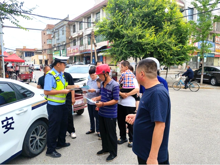 白水公安交警开展“知危险 会避险”交安宣传主题活动。