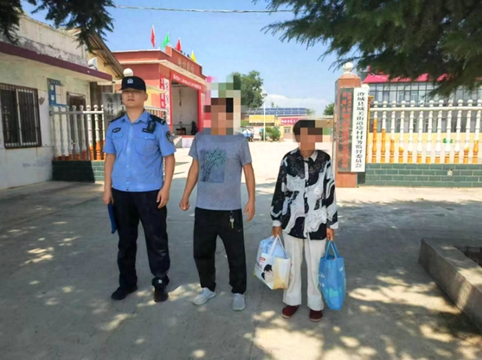 老人迷路忘归途 澄城民警热心找家人。