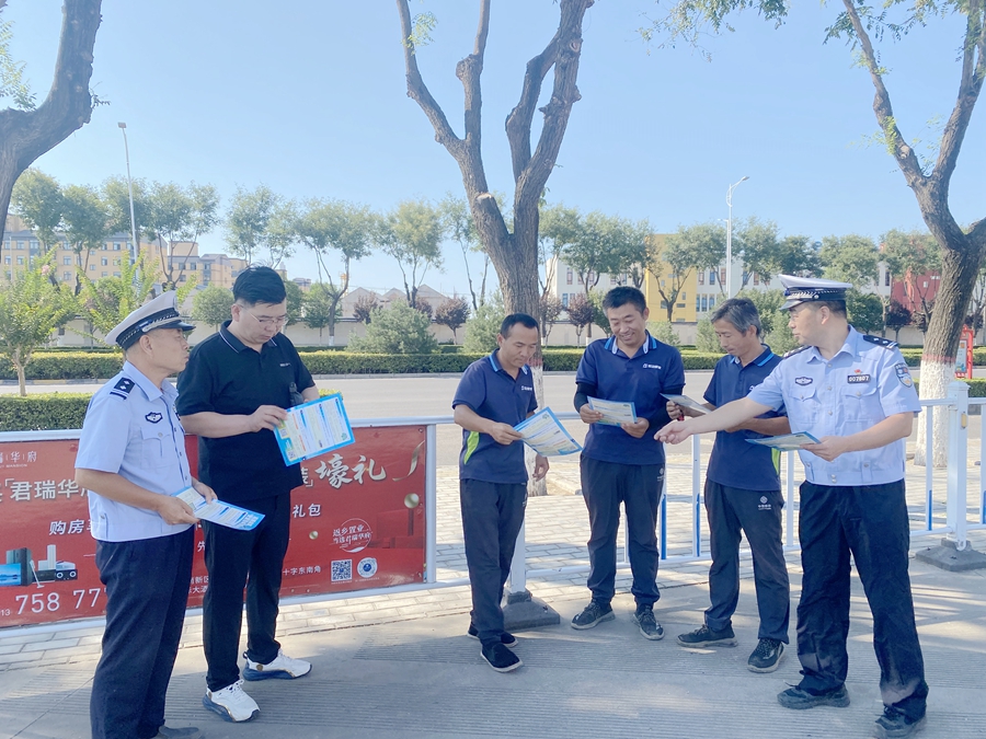 高交大队阎禹中队组织民警深入辖区客运企业开展开学季交通安全大检查、大宣传活动。