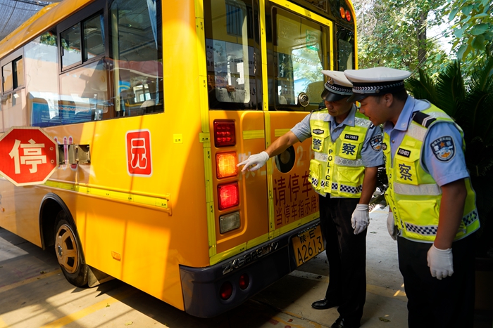 华州分局交通管理大队民警联合区教体局深入辖区蓝天幼儿园，对校车安全管理工作进行检查。