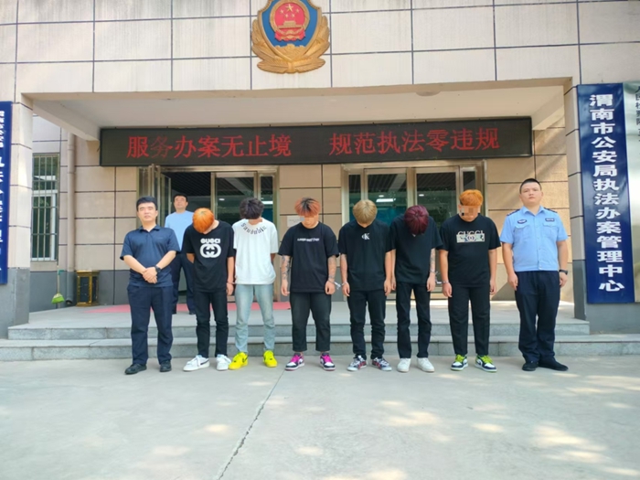 临渭公安抓获9名盗窃车内财物犯罪嫌疑人。