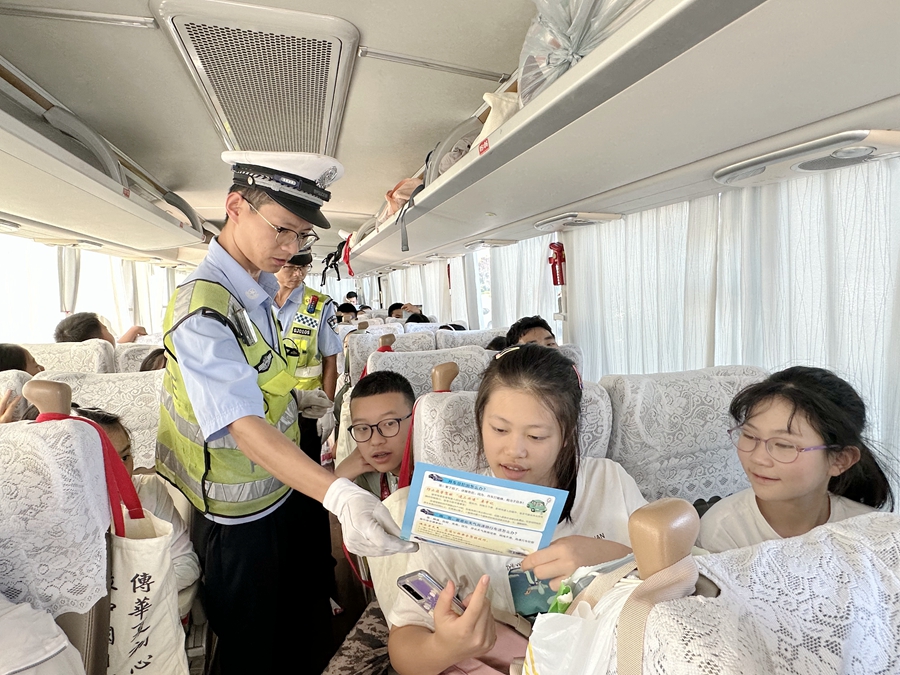 渭南高速交警开展夏季交通安全主题宣传活动。