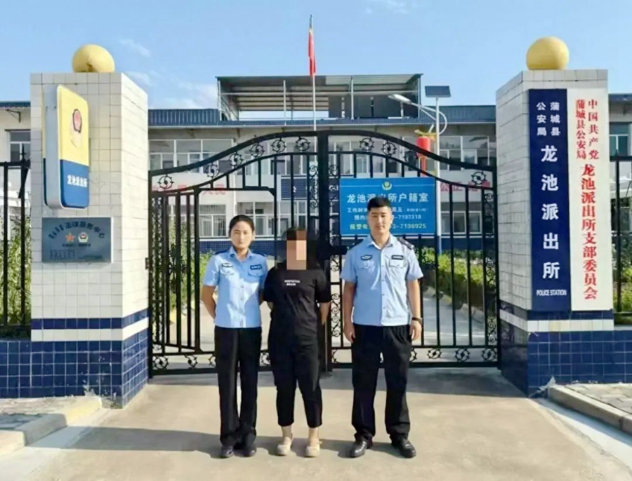 蒲城公安规劝一名网上逃犯投案自首。