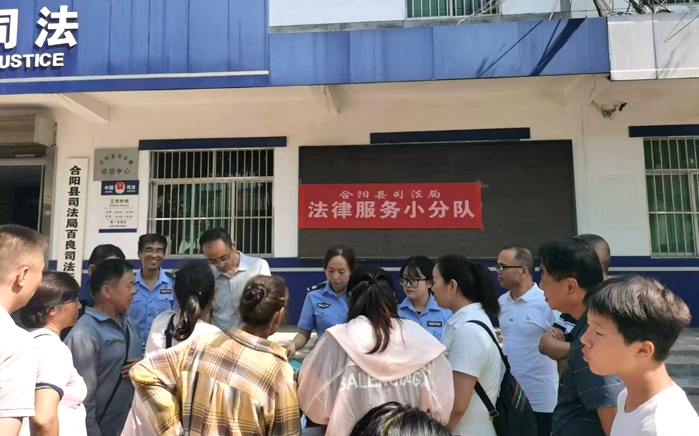 合阳县司法局百良司法所开展普法宣传“赶”集活动。