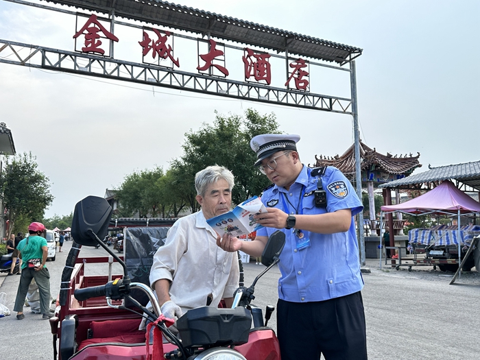 韩城公安交警走进集市开展交通安全宣传活动。