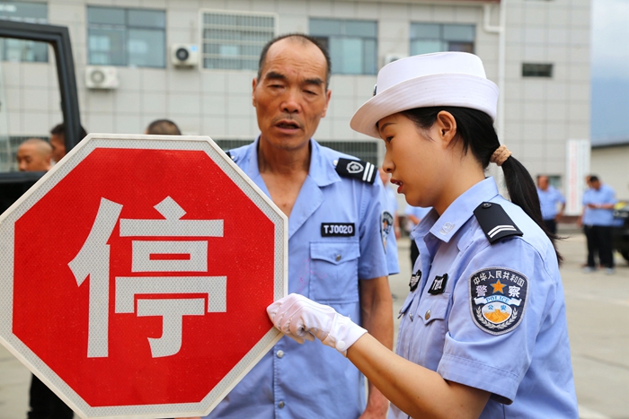潼关交警开展交通安全宣传及安全检查。