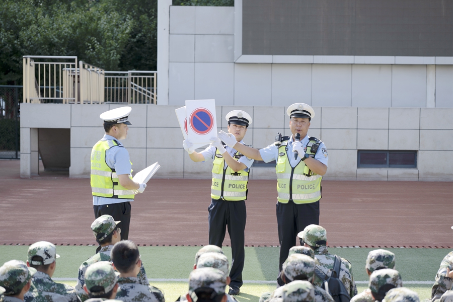 临渭交警走进校园宣传交通安全知识。