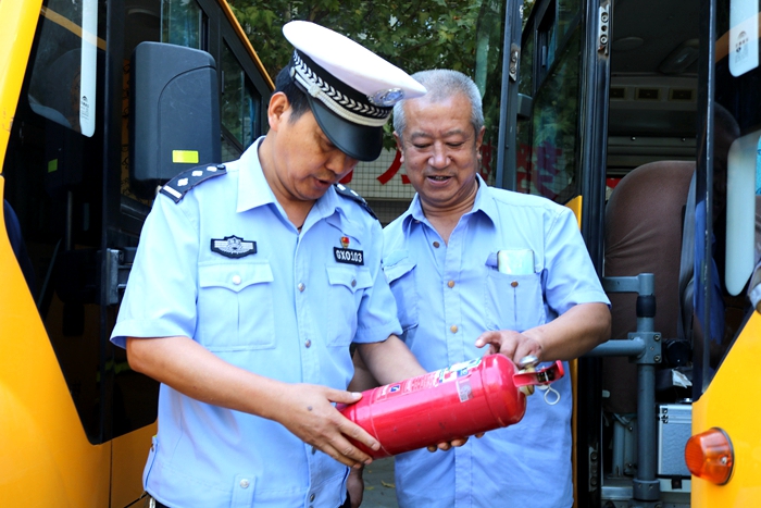 渭南高新交警开展校车安全大检查。