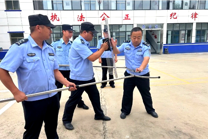 华州公安大明派出所“送教上门” 助力校园安保。