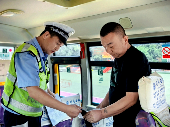 临渭交警进校园开展校车安全大检查。