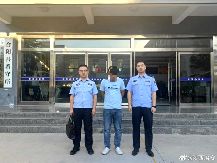 一男子为泄私愤怒划车门被合阳警方抓获 。