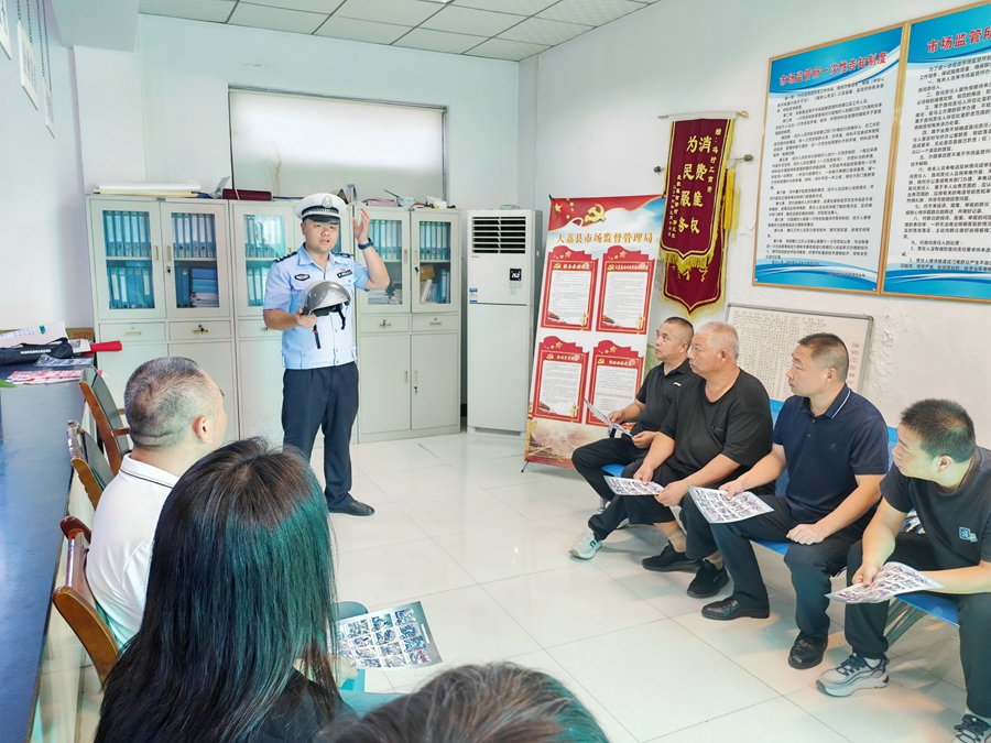 大荔交警走进机关开展夏季道路交通安全宣传活动。