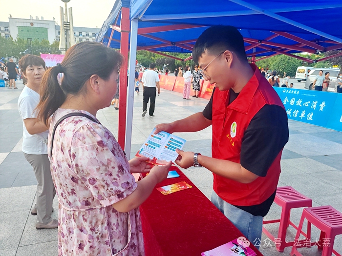 大荔县司法局组织普法志愿服务队在同州广场摆起“普法摊位”。