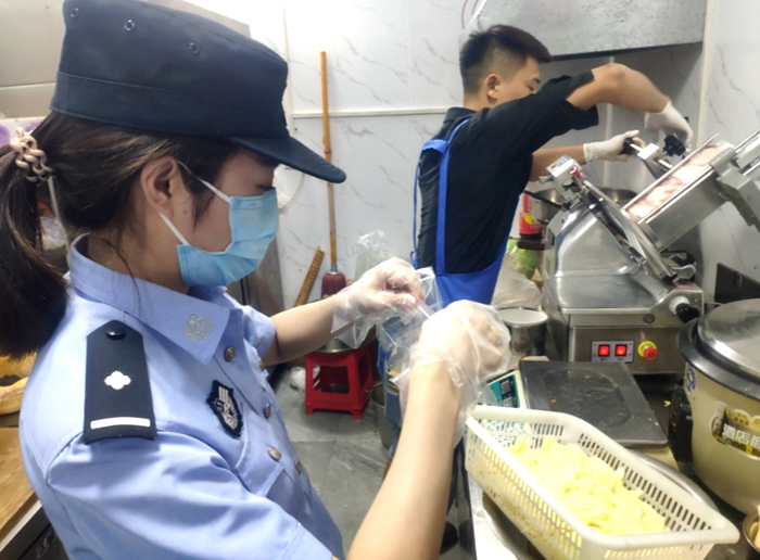 华阴公安环食药侦大队开展肉制品专项整治行动。