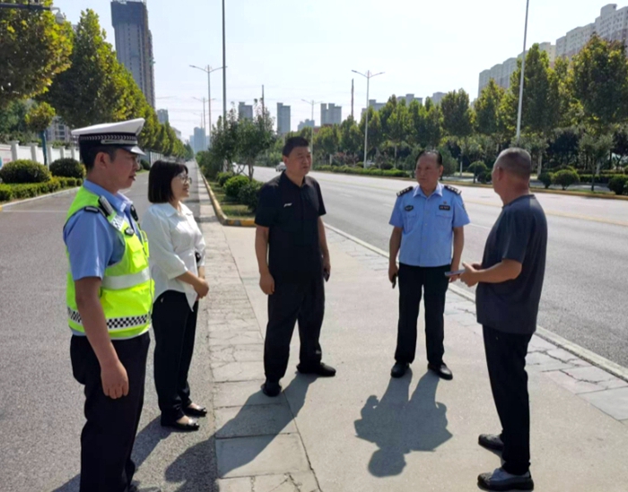 高新交警大队开展校园周边交通安全隐患大排查。