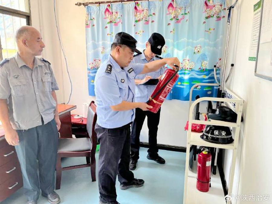 富平宫里派出所组织民辅警深入辖区学校开展校园安全专项检查.