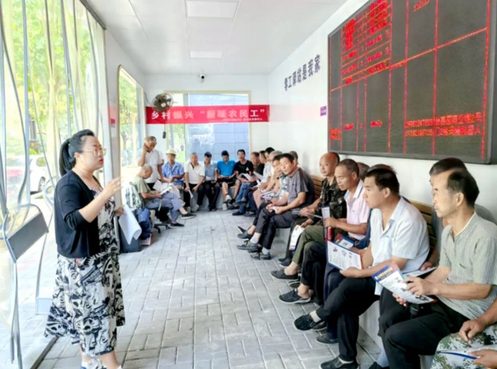 渭南市法援中心开展“律师到驿站 法护农民工”宣传活动。