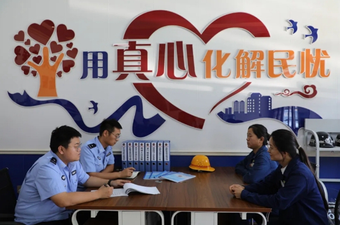 “暖心警务会客厅”通过推行“说群众话，赢得群众理解。