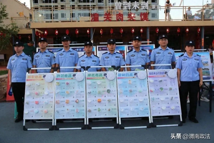 潼关县公安局在县明德公园啤酒广场开展花式普法宣传活动。