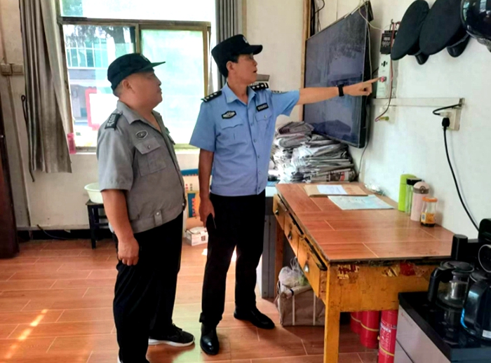 澄城公安全力以赴当好“护学人”。