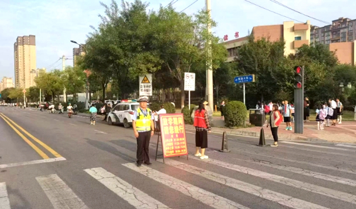 富平县公安局交警大队及时开启护学模式。