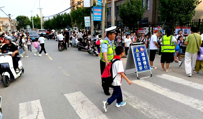 白水公安交警开学首日守护学子“平安路”。
