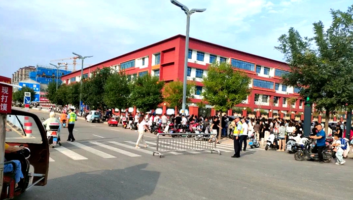 合阳交警全面启动“护学模式”。