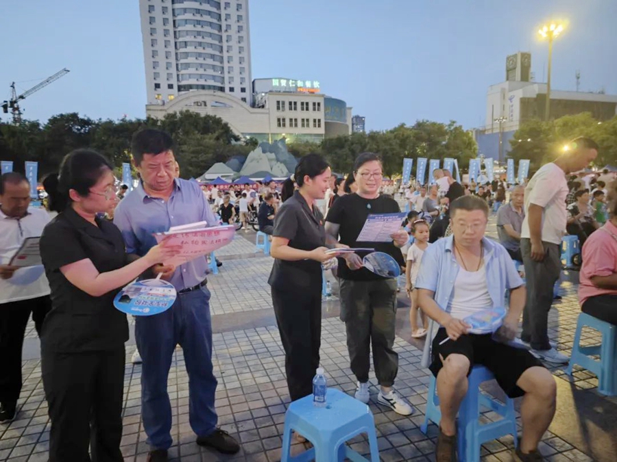 渭南中院妇联与市妇联联动，开展“渭妇筑爱心 乡亲伴我行”文艺下乡暨巾帼普法宣传走基层活动。