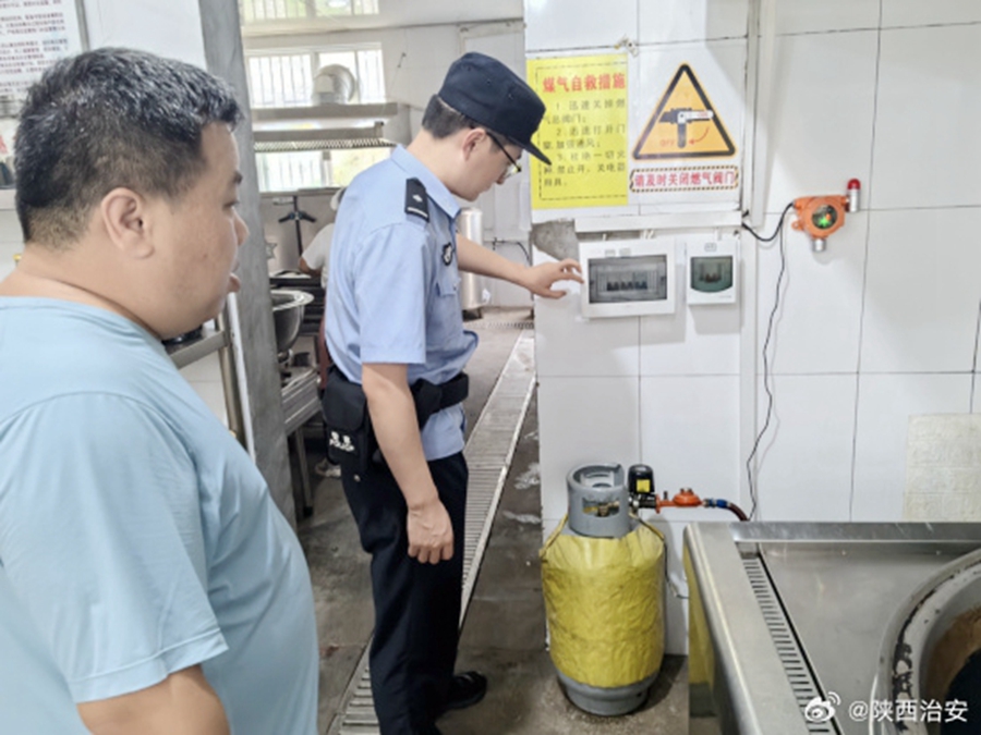 韩城桑树坪派出所民警深入辖区学校开展安全检查。