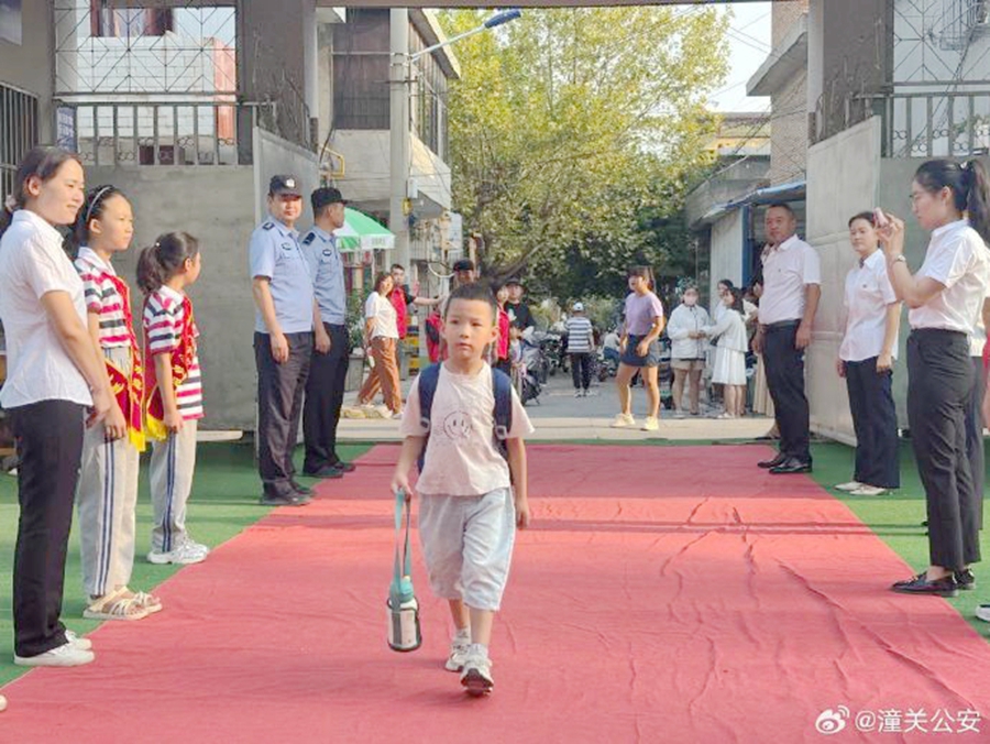 潼关公安城关派出所“警”心护航开学季.