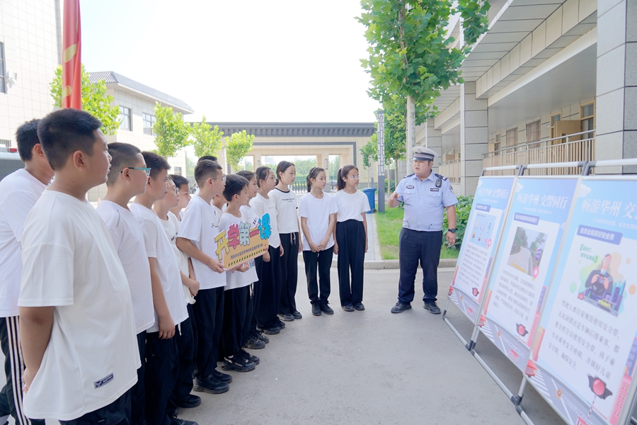 华州交警走进辖区城关中学开展“知危险 会避险”宣传活动。