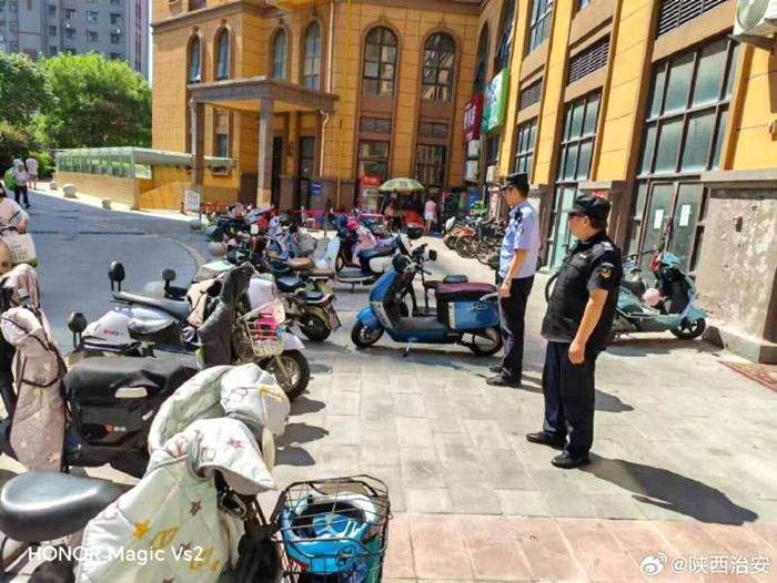 富平公安加强电动自行车安全隐患排查。