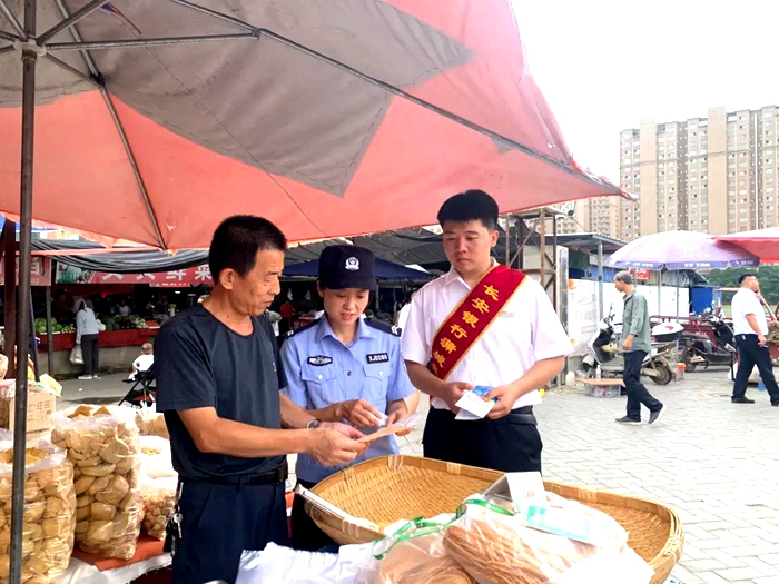 蒲城县公安局迎宾路派出所民警联合长安银行蒲城县支行工作人员深入蒲城县体育场开展了“中秋佳节齐欢庆，远离洗钱、电诈助平安”为主题的宣传活动。