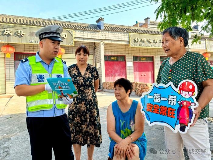 蒲城交警深入兴镇党定村开展交通安全宣传活动。