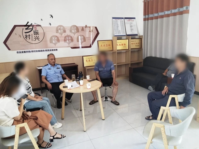 合阳民警耐心化解矛盾纠纷。