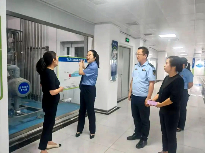 富平县人民检察院联合县市场监管局开展知识产权法治宣传活动。