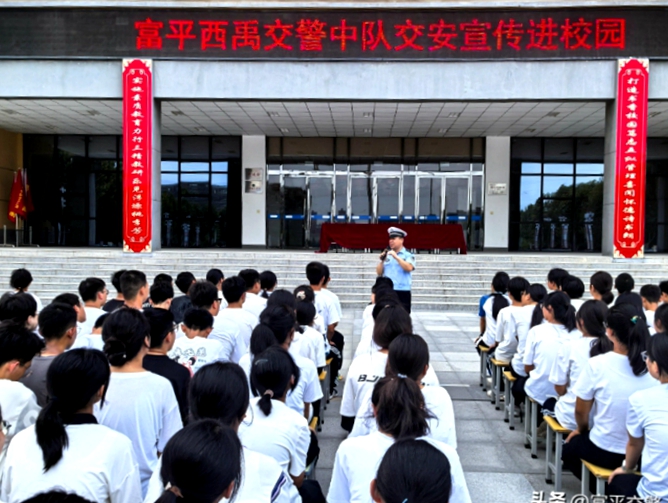 富平交警走进辖区中学宣传交通安全知识。