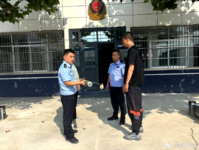 群众捡到“炮弹”，富平民警及时处置。