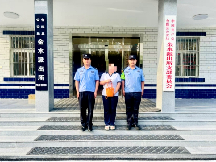 新警循线追“包”获点赞。