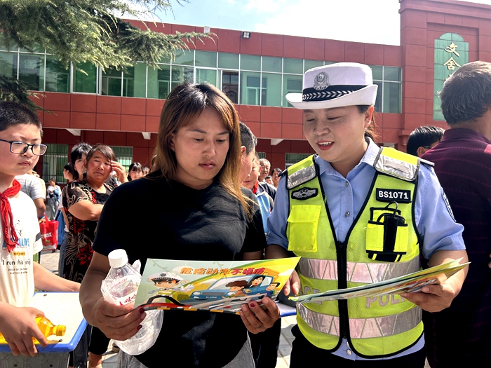 白水公安交警巧借尧禾镇满义小学开学典礼暨家长会开展交通安全宣传活动。