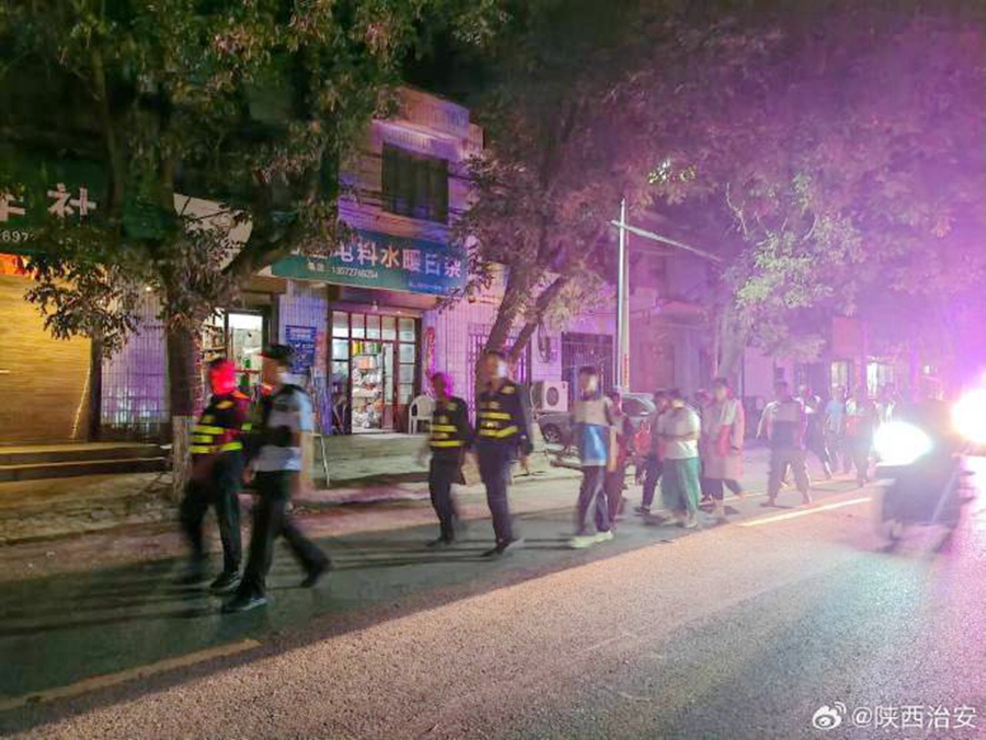 合阳公安同家庄派出所组织辖区“同心守护”巡防队开展夜间治安巡逻。