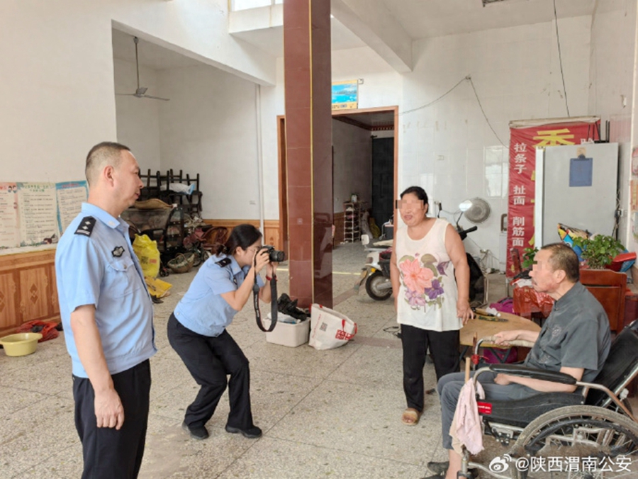 临渭公安上门为群众办理身份证。