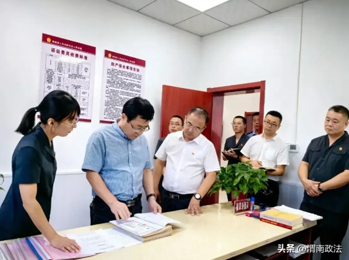 市中院党组书记、院长贺世辉深入基层法院调研。