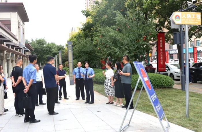 临渭区检察院对督促人防工程规范管理公益诉讼案召开现场听证会。