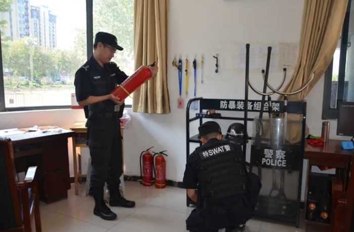 大荔公安排查安全隐患。