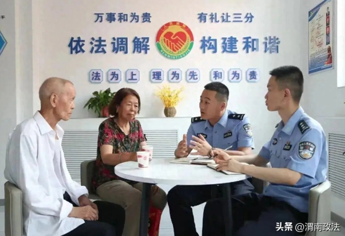 合阳民警耐心调解矛盾纠纷。