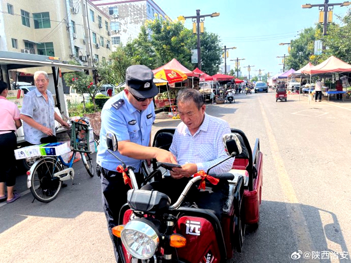 韩城公安西庄所民警走进西庄镇集市开展打击整治谣言宣传活动。