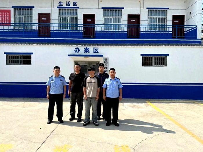 高新公安白杨派出所成功抓获一名外省逃犯。